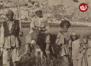 عکس| سفر زمان؛ گروهی از مردان و زنان و کودکان آذربایجانی در مزرعه؛ 135 سال قبل