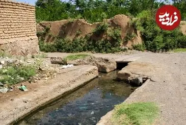 عکس| سفر به ایران قدیم؛ زنان و مردان روستایی در کنار قنات؛ 125 سال قبل