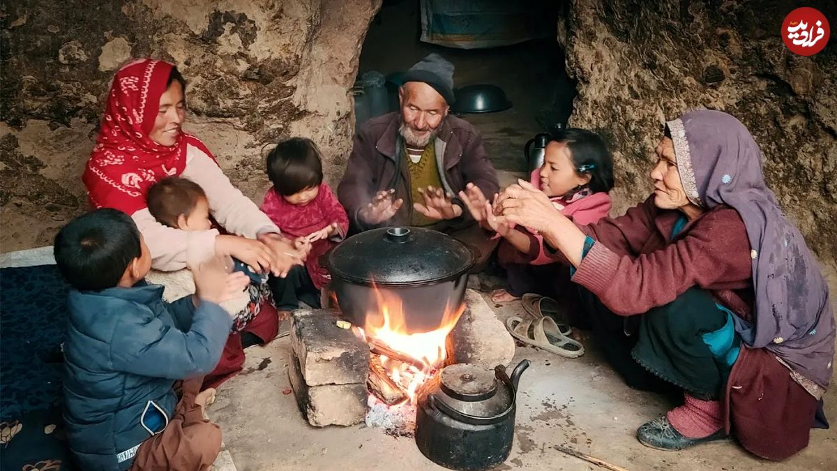 (ویدئو) زندگی زوج عاشق مسن افغانستانی در غار 2 هزار ساله؛ پخت یک غذای سنتی برای مهمانان