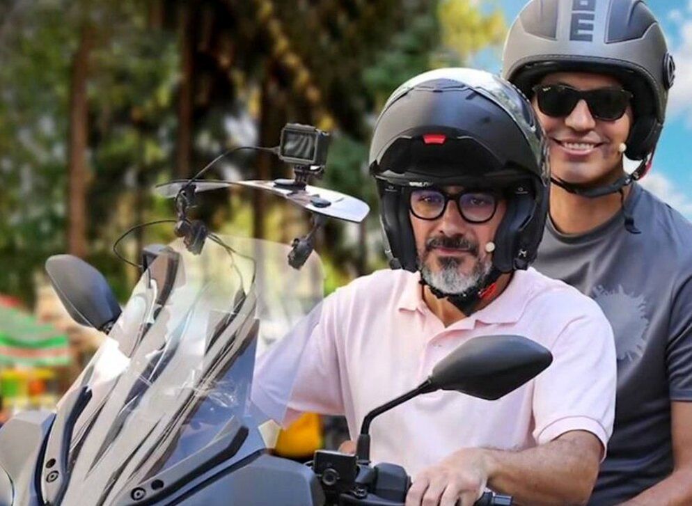 (عکس) موتورسواری همایون شجریان و عادل فردوسی‌پور با یاماها ۳۰۰ میلیون تومانی