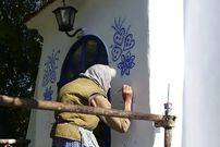 عکس؛ هنر خیابانی؛ آثار چشم‌نواز «پیرزن ۹۰ ساله» بر روی دیوارهای روستا