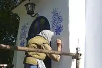 عکس؛ هنر خیابانی؛ آثار چشم‌نواز «پیرزن ۹۰ ساله» بر روی دیوارهای روستا