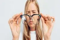 آیا بستن چشم‌ها به بهترین شنیدن کمک می‌کند؟