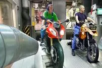 ببینید| نگاهی به مراحل تولید موتورسیکلت های مدرن بی ام و در آلمان