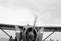 عکس؛ سفر در زمان؛ محمدرضا پهلوی در حال پرواز با یک هواپیمای ملخی سال 38