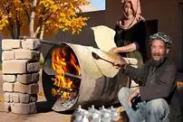 ببینید| غذای روستایی در افغانستان؛ پخت سوپ مرغ و نان لواش روی بشکه در روستا