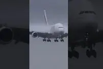 (ویدئو) ظاهرشدن باشکوه ایرباس A380 بزرگترین هواپیمای جهان از میان ابرها