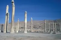 (عکس) سفر به تاریخ؛ زن محجبۀ ایرانی در تخت جمشید؛ سال 1345