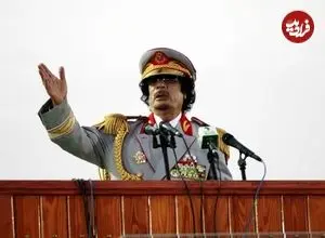 عکس| سفر در زمان؛ «معمر قذافی» در نزدیکی کاخ باب عزیزیه در طرابلس؛ سال 1365