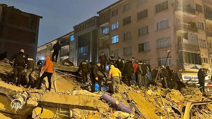 (ویدیو) پناه آوردن مردم ترکیه به خیابان‌ها پس از زلزله