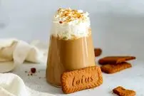 میلک‌شیک لوتوس با بافت غلیظ و طعم کاراملی بی‌نظیر