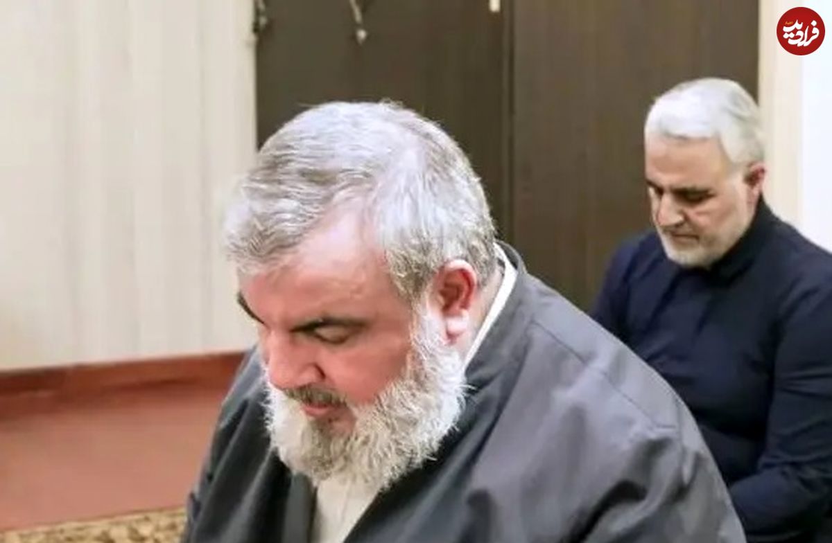 عکس؛ سفر به تاریخ؛ لحظۀ وداع «سید حسن نصرالله» با پیکر پسر شهیدش؛ سال 1376