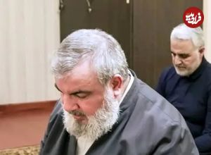 عکس؛ سفر به تاریخ؛ لحظۀ وداع «سید حسن نصرالله» با پیکر پسر شهیدش؛ سال 1376