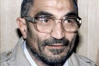 عکس| سفر در زمان؛ «اسدالله لاجوردی» در حال شستن ظروف پس از صرف غذا؛ دهه 60