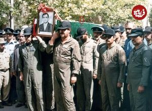 عکس؛ سفر در زمان؛ پیکر یک شهید نیروی هوایی روی دوش «سرلشکر بابایی»؛ دهه 60