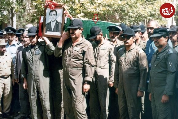 عکس؛ سفر در زمان؛ پیکر یک شهید نیروی هوایی روی دوش «سرلشکر بابایی»؛ دهه 60