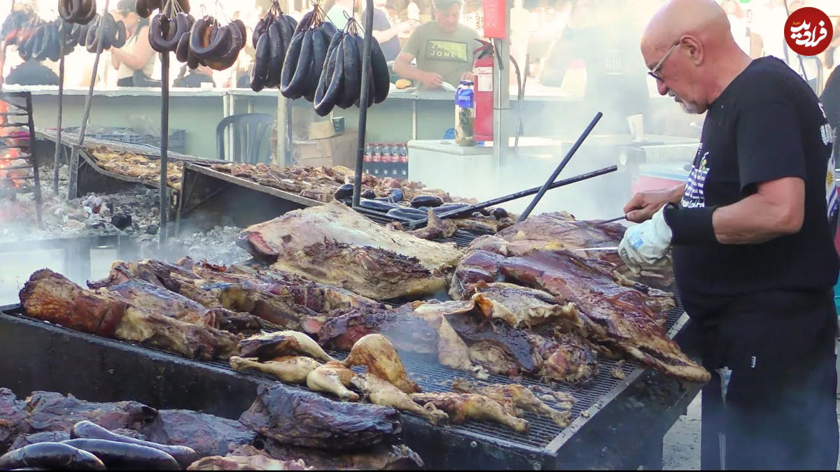 (ویدئو) غذای خیابانی در اروگوئه؛  پخت صدها کیلو کباب به روش های شگفت انگیز