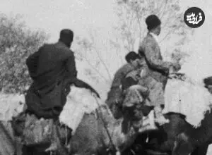 عکس| سفر زمان؛ کاروان شترها در حال عبور از یک رودخانه؛ سال 1313