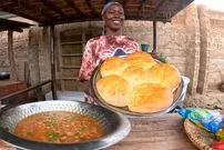 ببینید| غذای روستایی در کنیا؛ پخت خوراک لوبیا و نان سنتی روی بشکه