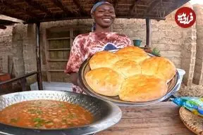 ببینید| غذای روستایی در کنیا؛ پخت خوراک لوبیا و نان سنتی روی بشکه