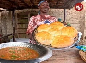 ببینید| غذای روستایی در کنیا؛ پخت خوراک لوبیا و نان سنتی روی بشکه