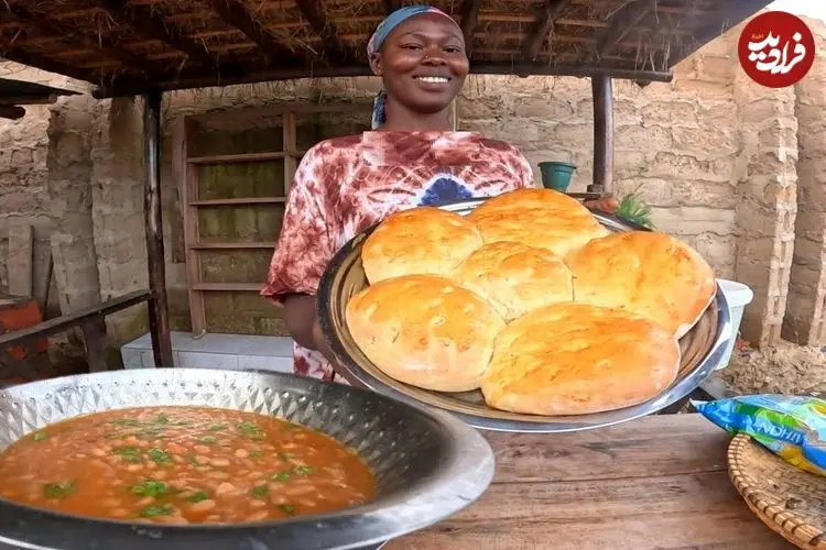 ببینید| غذای روستایی در کنیا؛ پخت خوراک لوبیا و نان سنتی روی بشکه