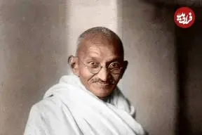 عکس| سفر در زمان؛ «ماهاتما گاندی» در کنار نوه و پزشک شخصی اش؛ سال 1308