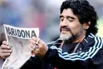 عکس| سفر در زمان؛ «دیه‌گو مارادونا» در 20 سالگی در حال بستن چمدانش در هتل؛ سال 1358