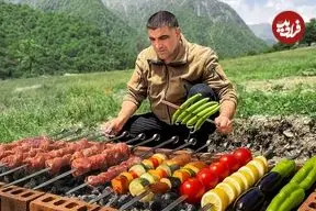 ببینید| غذای روستایی در آذربایجان؛ کباب کردن گوشت بره با بادمجان و گوجه فرنگی در طبیعت