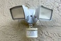 عکس؛ هنر خیابانی؛ خلاقیت هنرمند آمریکایی که این «پروژکتور» را به یک «آدم فضایی» تبدیل کرده است