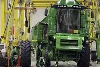 ببینید؛ مراحل دیدنی تولید کمباین در کارخانه ای در آمریکا