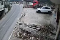(ویدیو) لحظه وحشتناک پودر شدن یک خودرو سواری پس از تصادف شاخ به شاخ با کامیونت