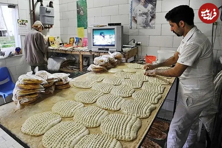 عکس| سفر به ایران قدیم؛ «شاطر جوان در یک نانوایی بربری در تهران»؛ سال 1354