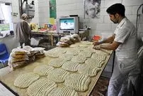 عکس| سفر به ایران قدیم؛ «شاطر جوان در یک نانوایی بربری در تهران»؛ سال 1354