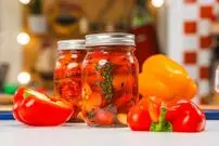 طرز تهیه ترشی فلفل دلمه؛ یک چاشنی خوشمزه و رنگارنگ