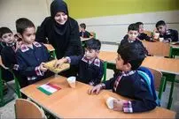 (عکس) تهران قدیم؛ ظاهر جالب دانش آموزان «مدرسه ارمغان تربیت سه راه عباس آباد»؛ سال 47