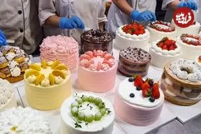 ببینید| غذای خیابانی در کره؛ تهیه کیک خامه ای و تزئین آنها در سئول