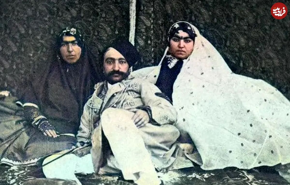 عکس؛ سفر به تاریخ؛ زنان ناصرالدین شاه در کنار حوض و فوّاره حیاط اندرونی
