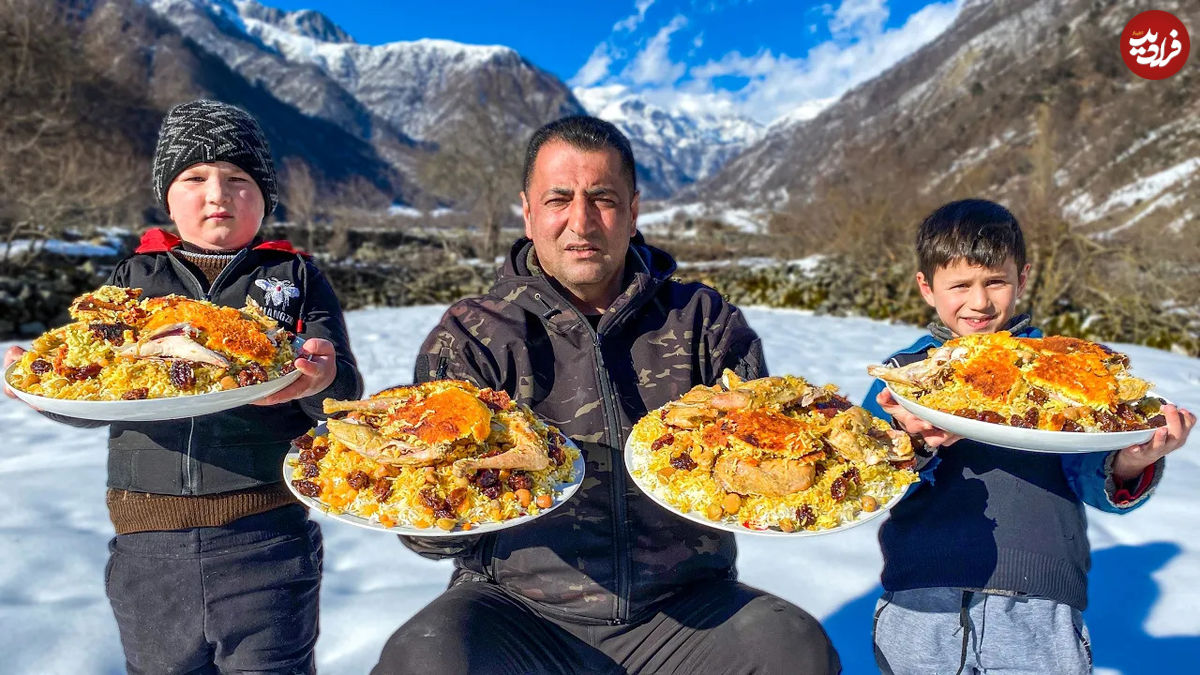 (ویدئو) نمایی از پخت پلو مرغ سنتی به سبک آشپز مشهور آذربایجانی در کوهستان 