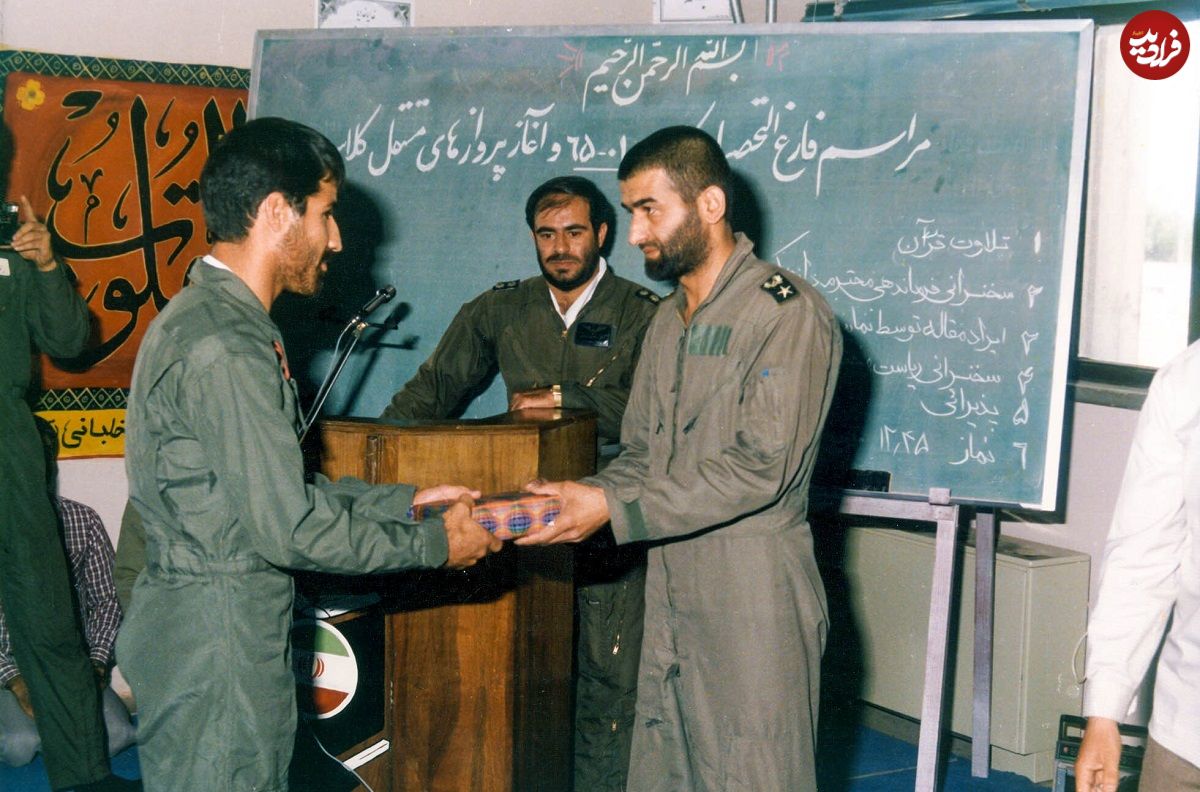 عکس؛ سفر در زمان؛ «شهید بابایی» در حال دریافت تقدیرنامه از رهبر انقلاب؛ دهه 60