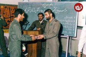 عکس؛ سفر در زمان؛ «شهید بابایی» در حال دریافت تقدیرنامه از رهبر انقلاب؛ دهه 60