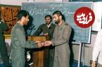 عکس؛ سفر در زمان؛ «شهید بابایی» در حال دریافت تقدیرنامه از رهبر انقلاب؛ دهه 60