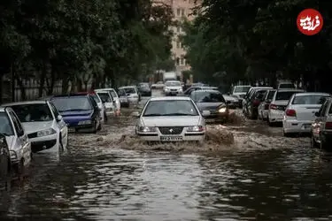 ببینید| سیلاب در کرج خودروها را با خود برد