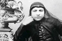 (عکس) تهران قدیم؛ ژست عاشقانه «میرزا ابراهیم آقا و همسرش»؛ سال 1290