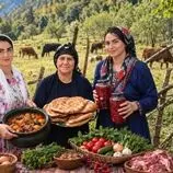 ببینید| غذای روستایی در ایران؛ پخت آبگوشت، نان سنتی و تهیه ترشی کلم