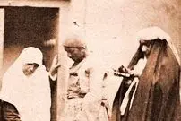 عکس| سفر به عصر قاجار؛ فروشندۀ دوره‌گرد در حال گفتگو با زن خانه‌دار
