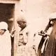 عکس| سفر به عصر قاجار؛ فروشندۀ دوره‌گرد در حال گفتگو با زن خانه‌دار