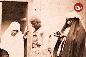عکس| سفر به عصر قاجار؛ فروشندۀ دوره‌گرد در حال گفتگو با زن خانه‌دار