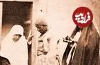 عکس| سفر به عصر قاجار؛ فروشندۀ دوره‌گرد در حال گفتگو با زن خانه‌دار