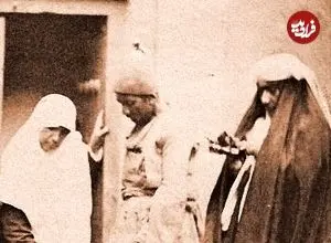 عکس| سفر به عصر قاجار؛ فروشندۀ دوره‌گرد در حال گفتگو با زن خانه‌دار